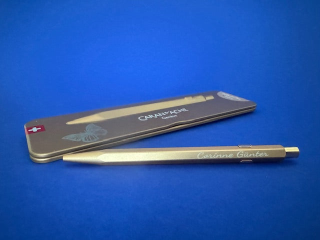 Caran d’Ache 849 – personalisiert mit Gravur auf Stift und Etui