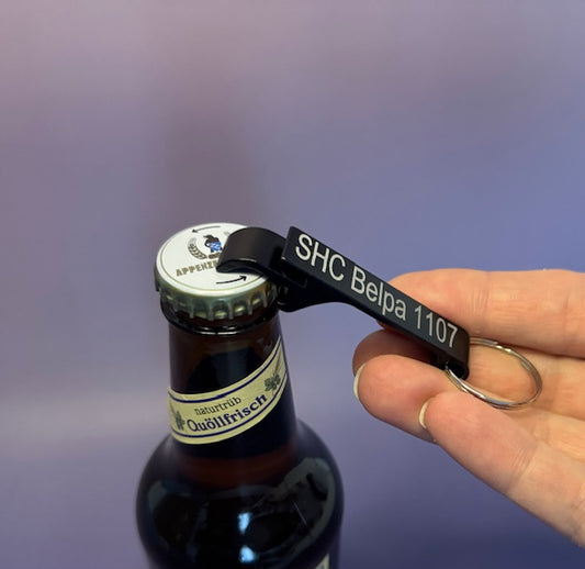 Flaschenöffner bunt – Robust & personalisierbar mit Gravur 🇨🇭
